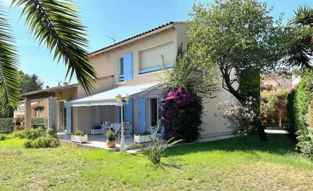 Magnifique extérieur de jardin